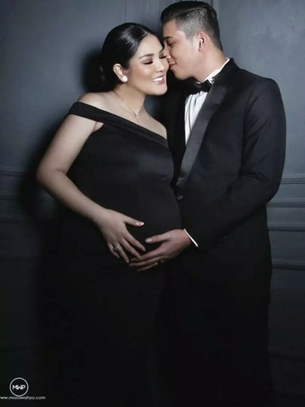 maternity shoot seleb busana hitam © Instagram