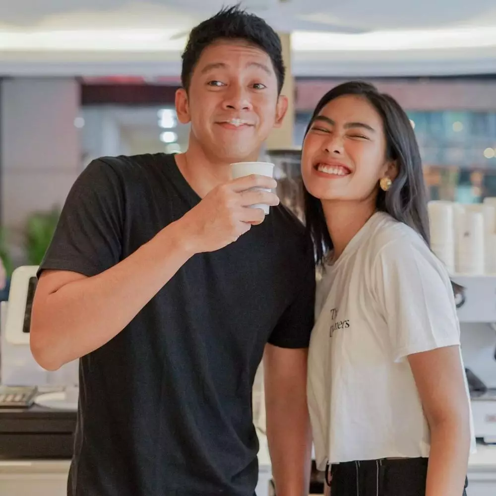 potret alika dan kekasih jarang umbar kemesraan © Instagram