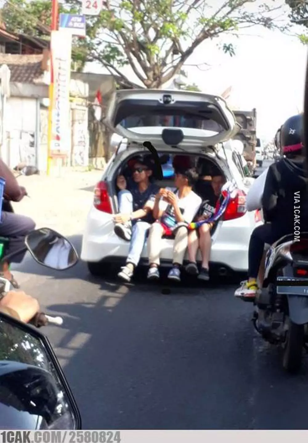 potret orang numpang © Berbagai Sumber