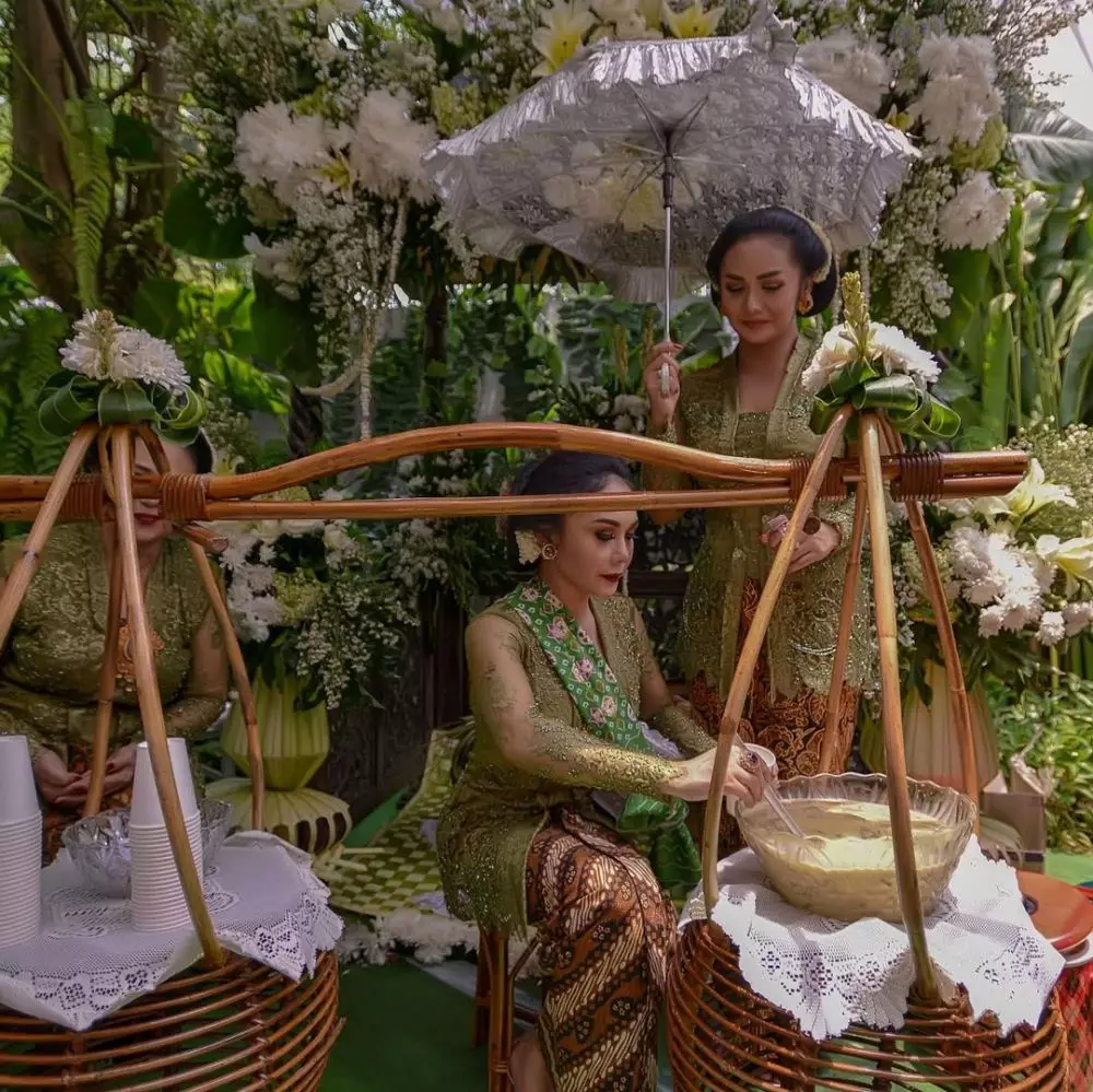 Krisdayanti dan Yuni Shara pakai kebaya © 2021 brilio.net