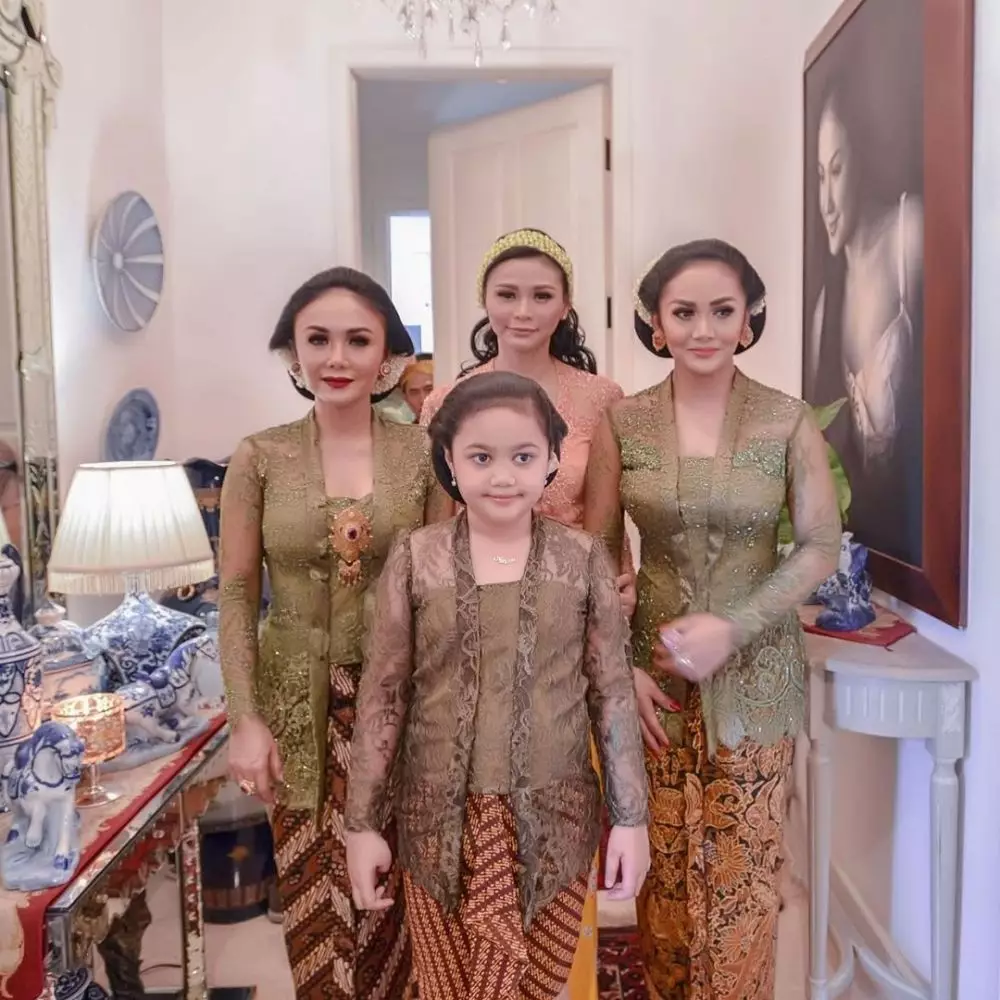 Krisdayanti dan Yuni Shara pakai kebaya © 2021 brilio.net