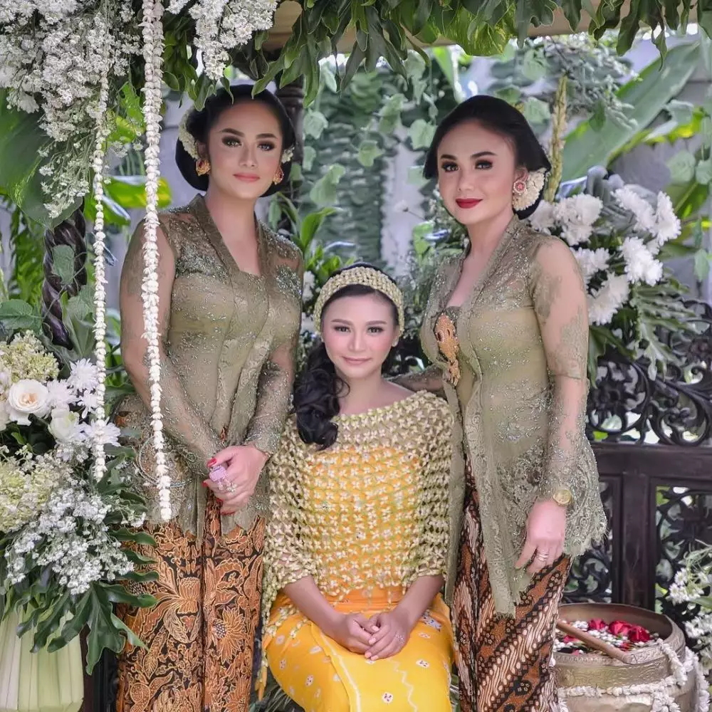Krisdayanti dan Yuni Shara pakai kebaya © 2021 brilio.net
