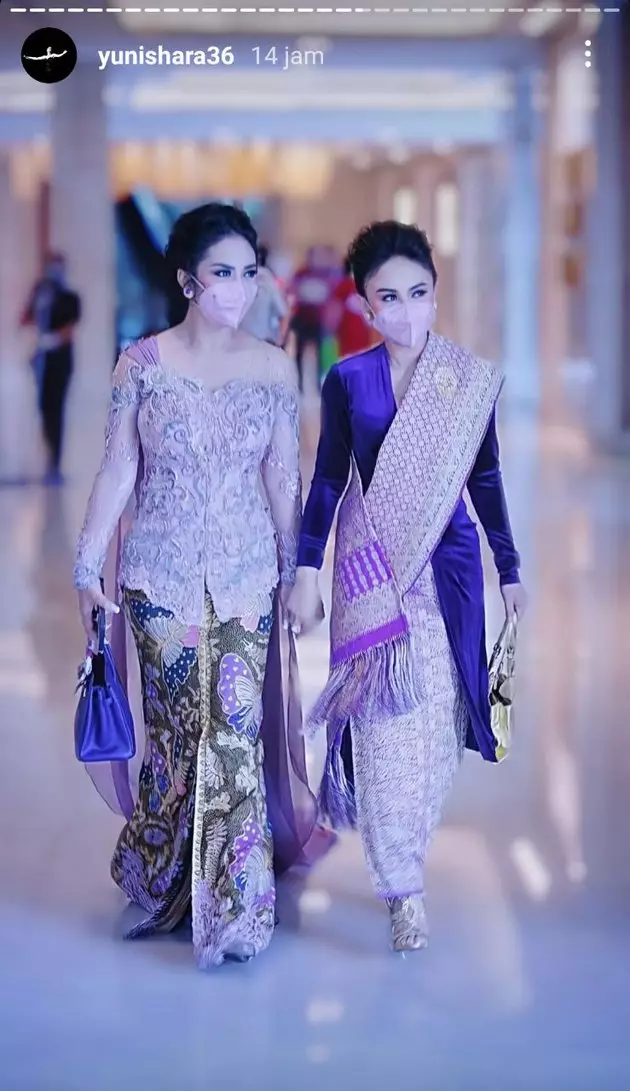 Krisdayanti dan Yuni Shara pakai kebaya © 2021 brilio.net