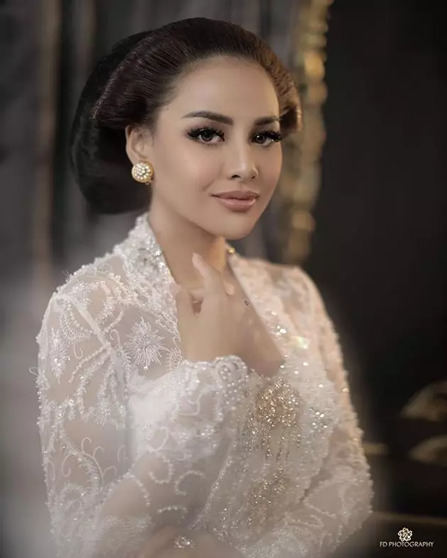 Atta Halilintar dan Aurel Hermansyah pakai baju adat © 2021 brilio.net Atta Halilintar dan Aurel Hermansyah pakai baju adat © 2021 brilio.net