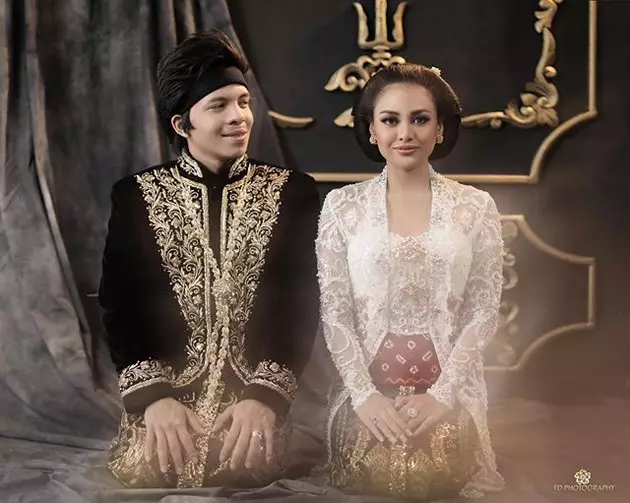 Atta Halilintar dan Aurel Hermansyah pakai baju adat © 2021 brilio.net Atta Halilintar dan Aurel Hermansyah pakai baju adat © 2021 brilio.net