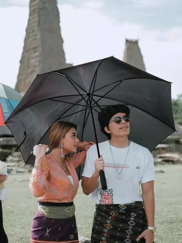 Atta Halilintar dan Aurel Hermansyah pakai baju adat © 2021 brilio.net Atta Halilintar dan Aurel Hermansyah pakai baju adat © 2021 brilio.net