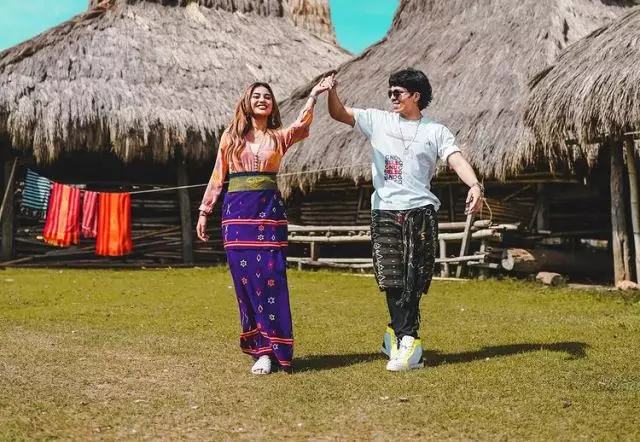 Atta Halilintar dan Aurel Hermansyah pakai baju adat © 2021 brilio.net Atta Halilintar dan Aurel Hermansyah pakai baju adat © 2021 brilio.net