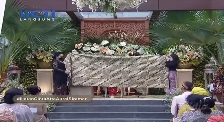 Momen siraman Aurel Hermansyah © berbagai sumber