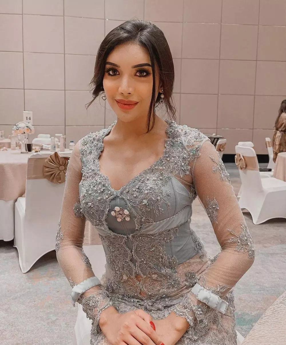 Gaya Millendaru di siraman Aurel © Instagram