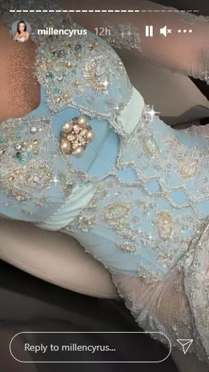 Gaya Millendaru di siraman Aurel © Instagram