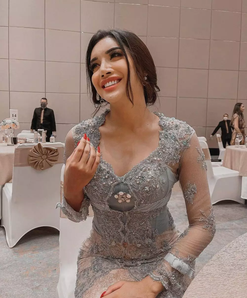 Gaya Millendaru di siraman Aurel © Instagram Gaya Millendaru di siraman Aurel © Instagram