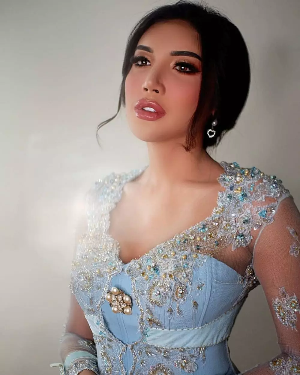 Gaya Millendaru di siraman Aurel © Instagram Gaya Millendaru di siraman Aurel © Instagram