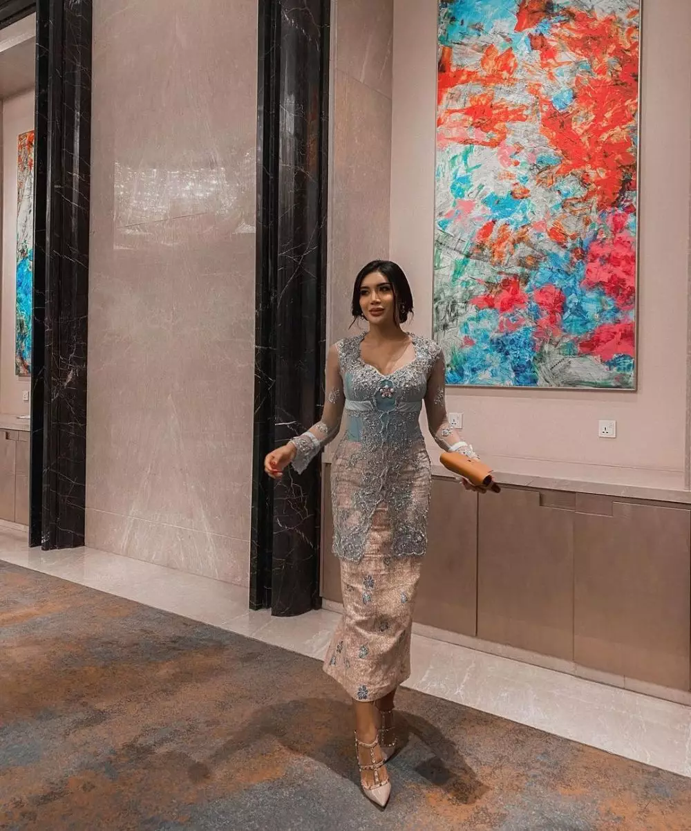 Gaya Millendaru di siraman Aurel © Instagram