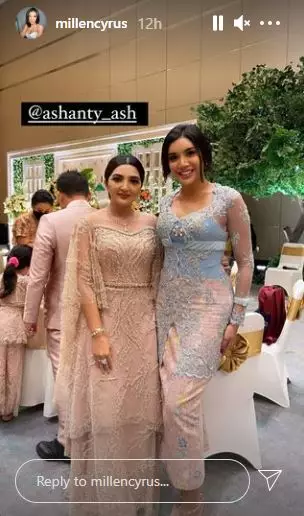 Gaya Millendaru di siraman Aurel © Instagram Gaya Millendaru di siraman Aurel © Instagram