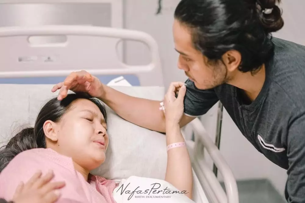 Ana Riana melahirkan anak pertama © 2021 berbagai sumber