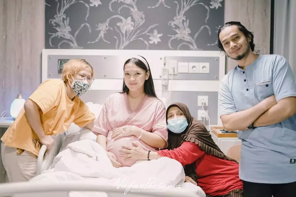 Ana Riana melahirkan anak pertama © 2021 berbagai sumber