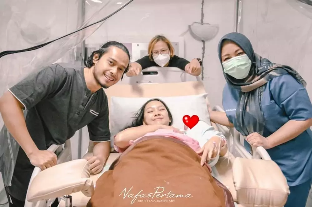 Ana Riana melahirkan anak pertama © 2021 berbagai sumber