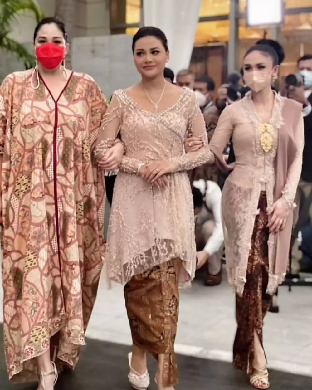 pesona Yuni Shara di siraman Aurel © 2021 berbagai sumber