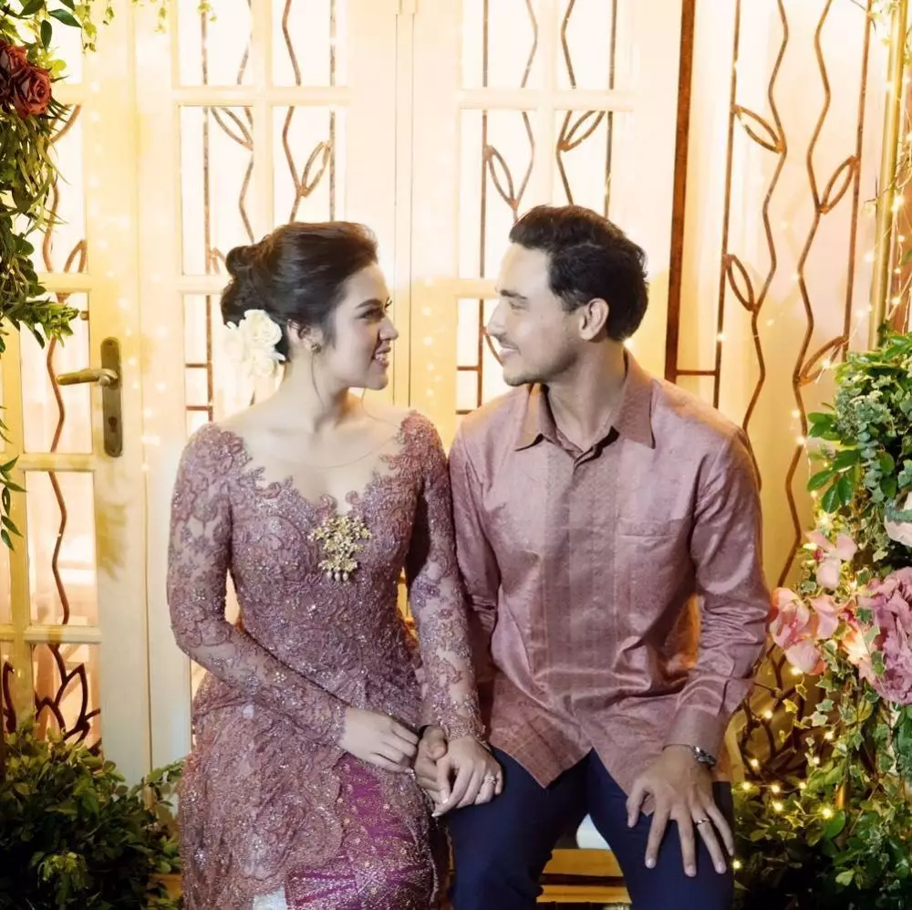 Gaya pasangan seleb pakai baju couple © Instagram Gaya pasangan seleb pakai baju couple © Instagram