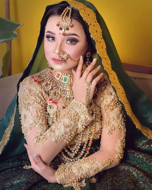 Potret penyanyi cantik ala bintang India © Instagram Potret penyanyi cantik ala bintang India © Instagram