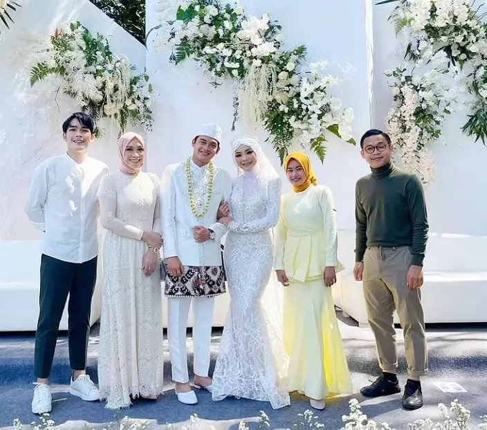 Momen tim sinetron Ikatan Cinta hadiri pernikahan Ikbal Fauzi © Instagram