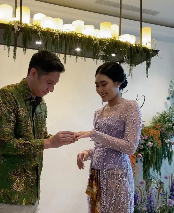 lamaran Alika Islamadina dan Raja Siregar © 2021 brilio.net