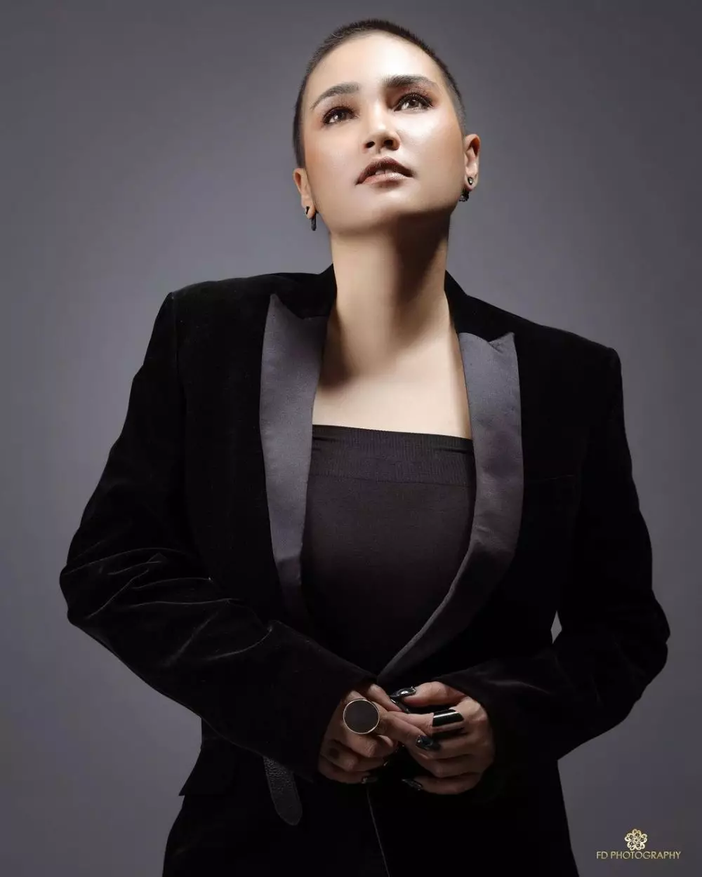 Gaya pemotretan Feby Febiola dengan outfit hitam Instagram © 2021 brilio.net Gaya pemotretan Feby Febiola dengan outfit hitam Instagram © 2021 brilio.net