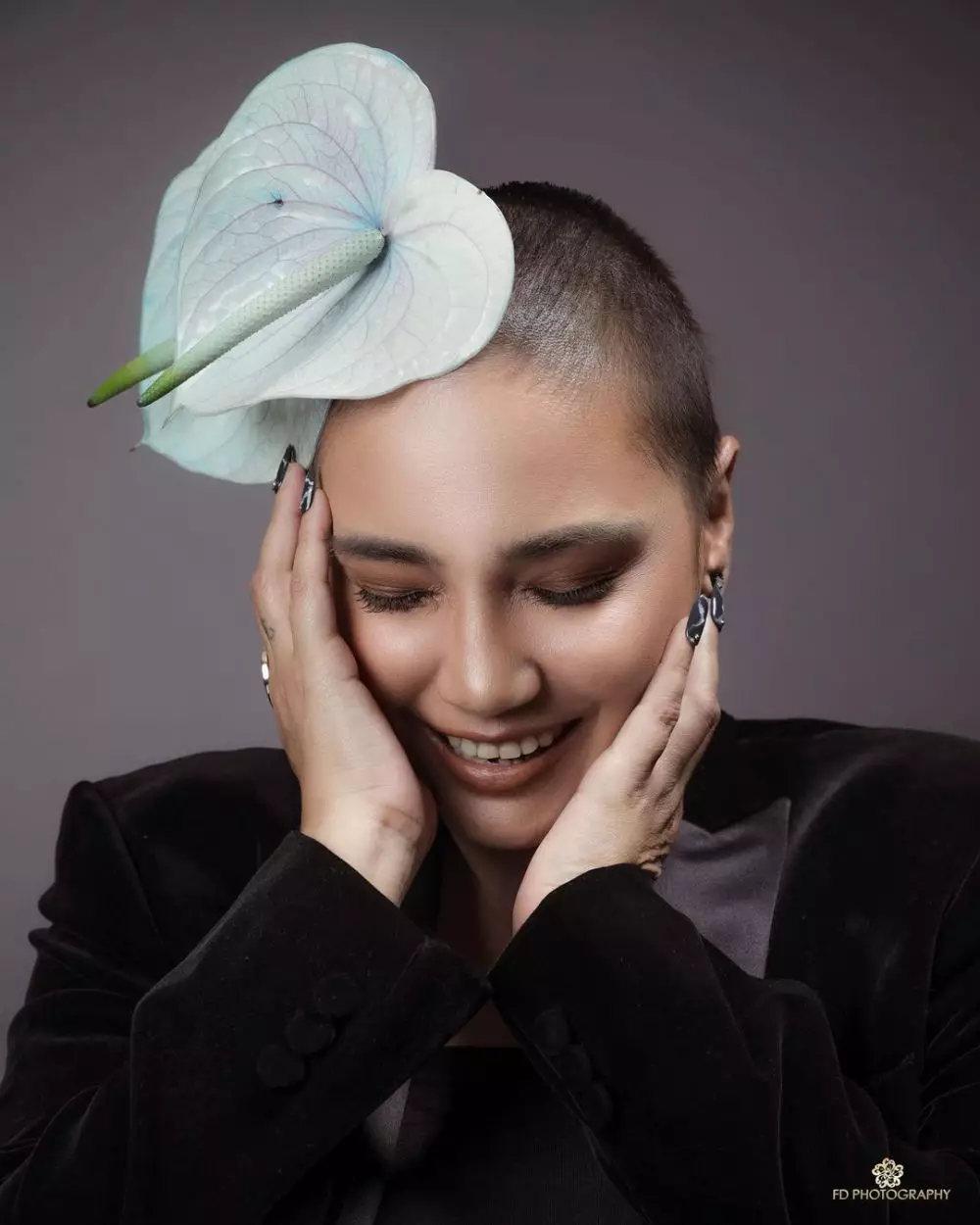 Gaya pemotretan Feby Febiola dengan outfit hitam Instagram © 2021 brilio.net Gaya pemotretan Feby Febiola dengan outfit hitam Instagram © 2021 brilio.net