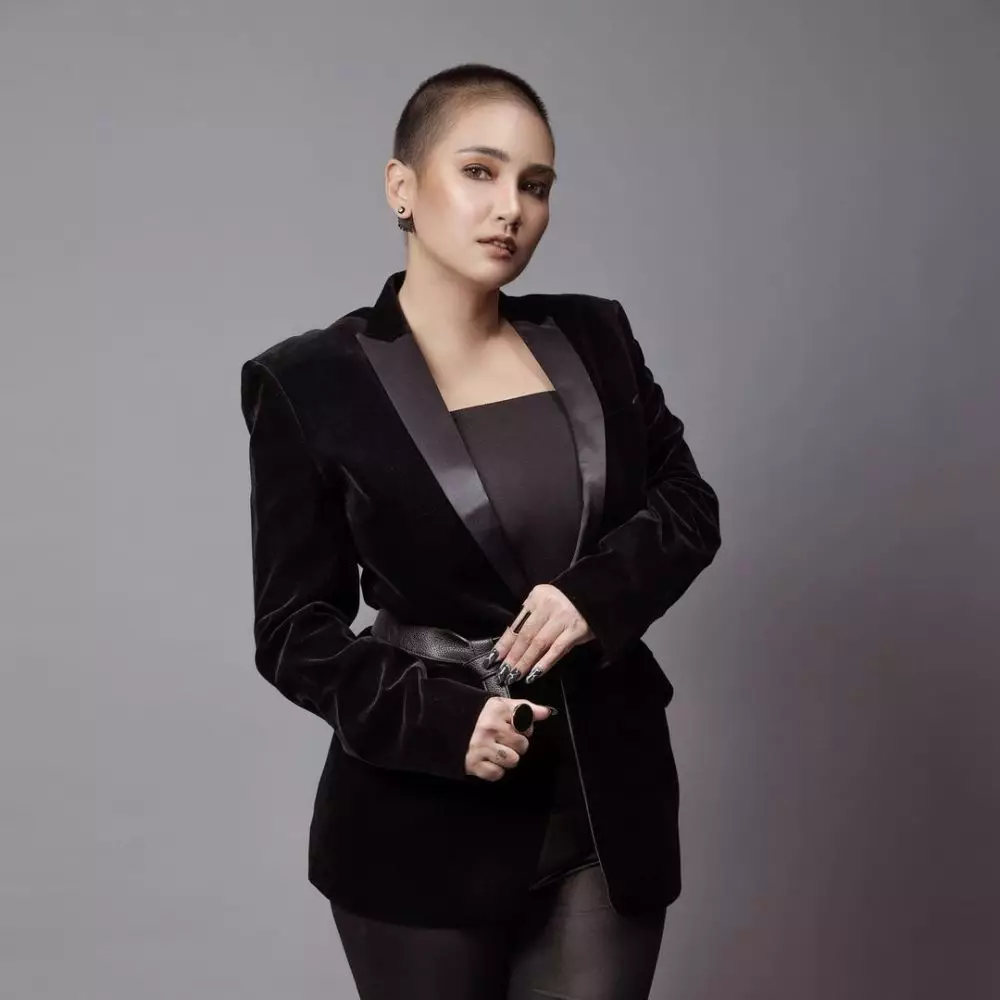 Gaya pemotretan Feby Febiola dengan outfit hitam Instagram © 2021 brilio.net Gaya pemotretan Feby Febiola dengan outfit hitam Instagram © 2021 brilio.net