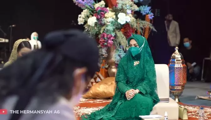 potret krisdayanti di pengajian aurel © berbagai sumber