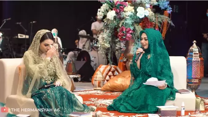 potret krisdayanti di pengajian aurel © berbagai sumber