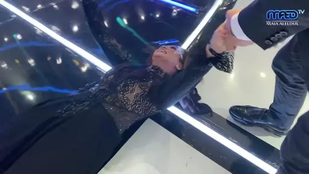 Maia Estianty jatuh di panggung Indonesian Idol © 2021 brilio.net YouTube Maia Estianty jatuh di panggung Indonesian Idol © 2021 brilio.net YouTube