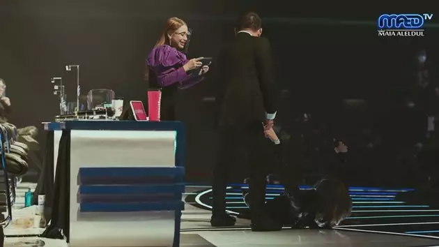 Maia Estianty jatuh di panggung Indonesian Idol © 2021 brilio.net YouTube Maia Estianty jatuh di panggung Indonesian Idol © 2021 brilio.net YouTube