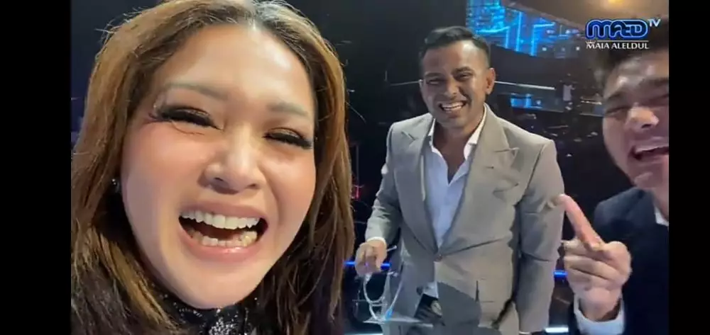 Maia Estianty jatuh di panggung Indonesian Idol © 2021 brilio.net YouTube Maia Estianty jatuh di panggung Indonesian Idol © 2021 brilio.net YouTube