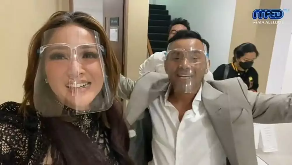 Maia Estianty jatuh di panggung Indonesian Idol © 2021 brilio.net YouTube Maia Estianty jatuh di panggung Indonesian Idol © 2021 brilio.net YouTube