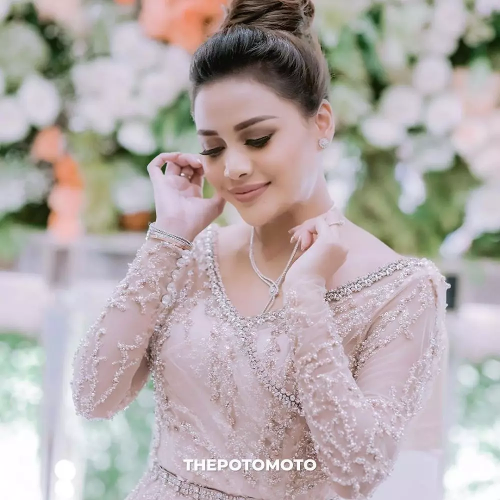 perhiasan aurel di siraman © Instagram