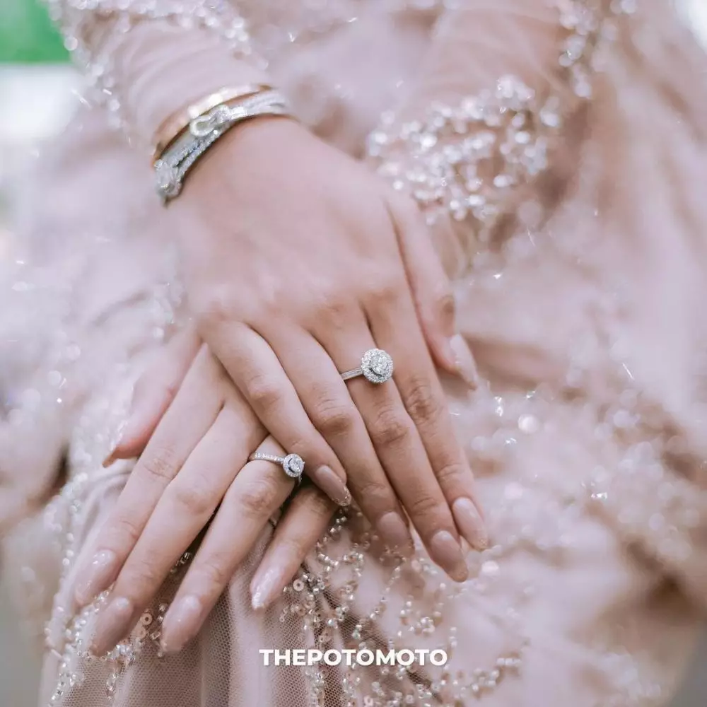 perhiasan aurel di siraman © Instagram