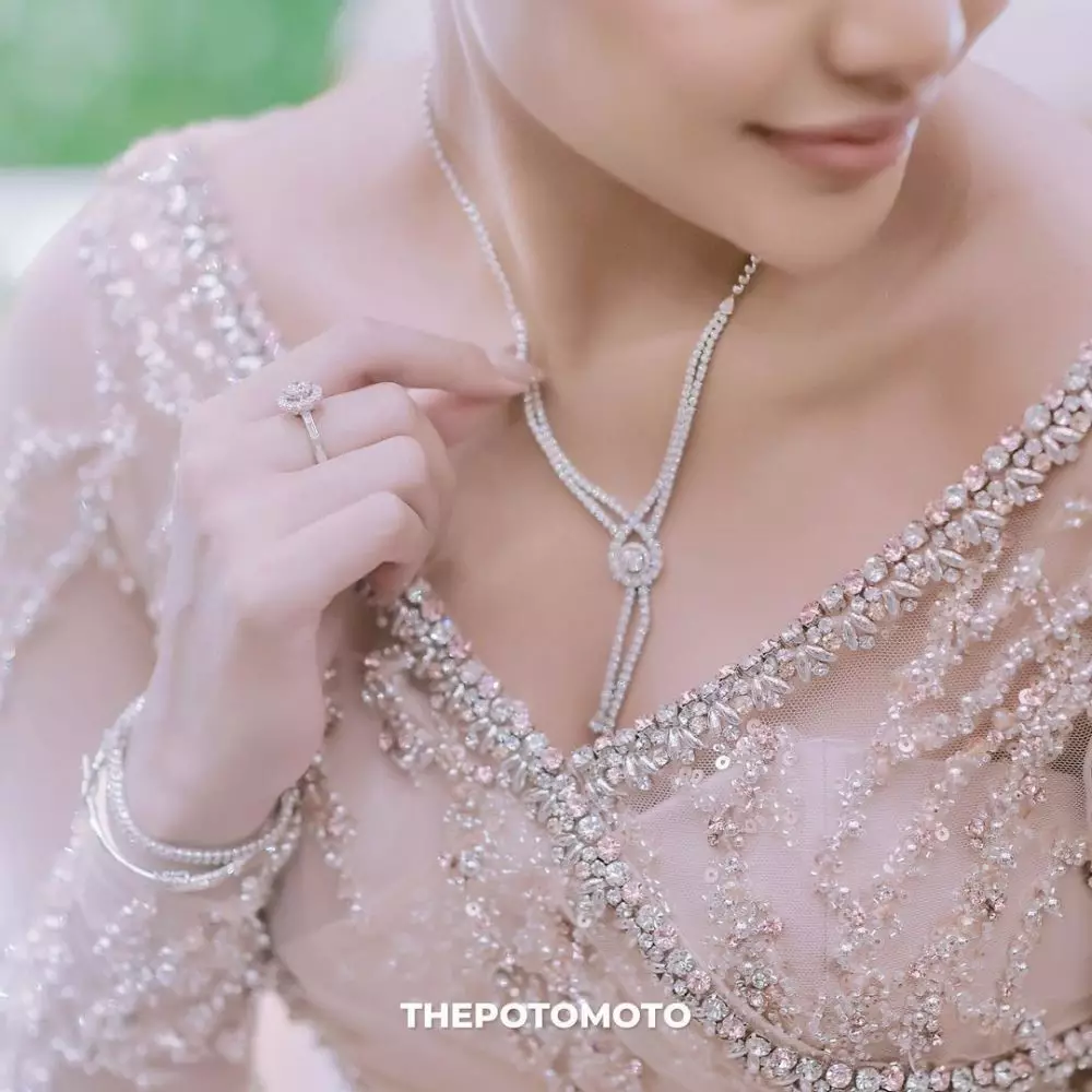 perhiasan aurel di siraman © Instagram