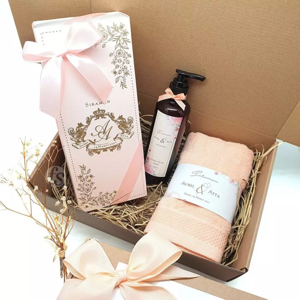 suvenir siraman Aurel © Instagram