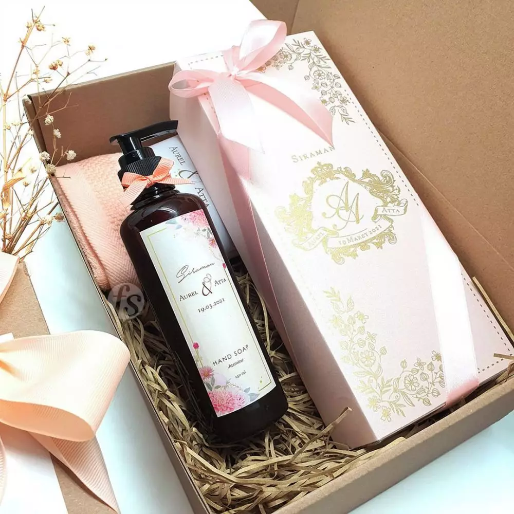 suvenir siraman Aurel © Instagram