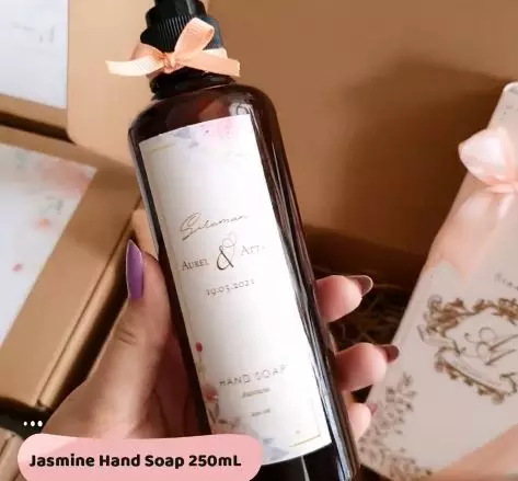 suvenir siraman Aurel © Instagram