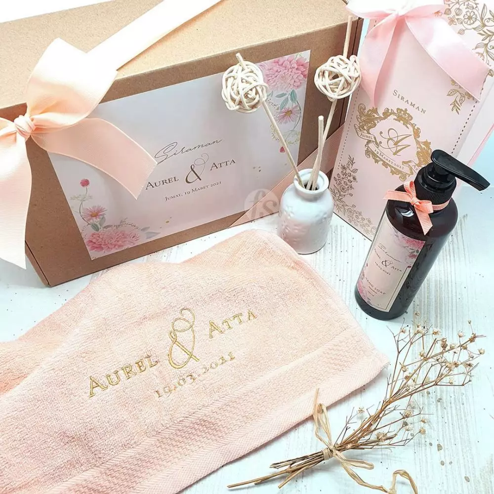 suvenir siraman Aurel © Instagram