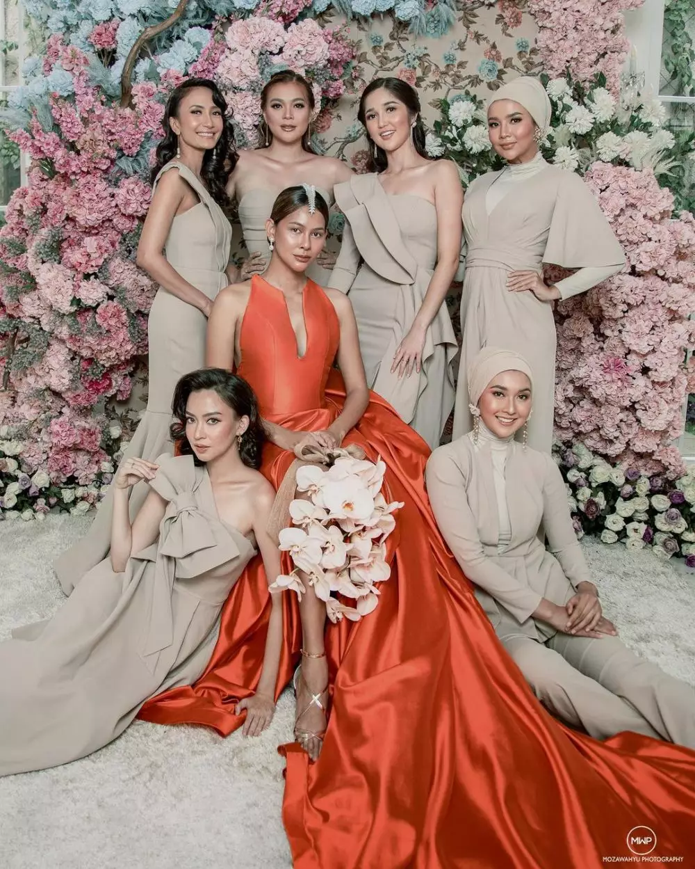 Potret anniversary pertama Bunga Jelitha dan suami © Instagram Potret anniversary pertama Bunga Jelitha dan suami © Instagram