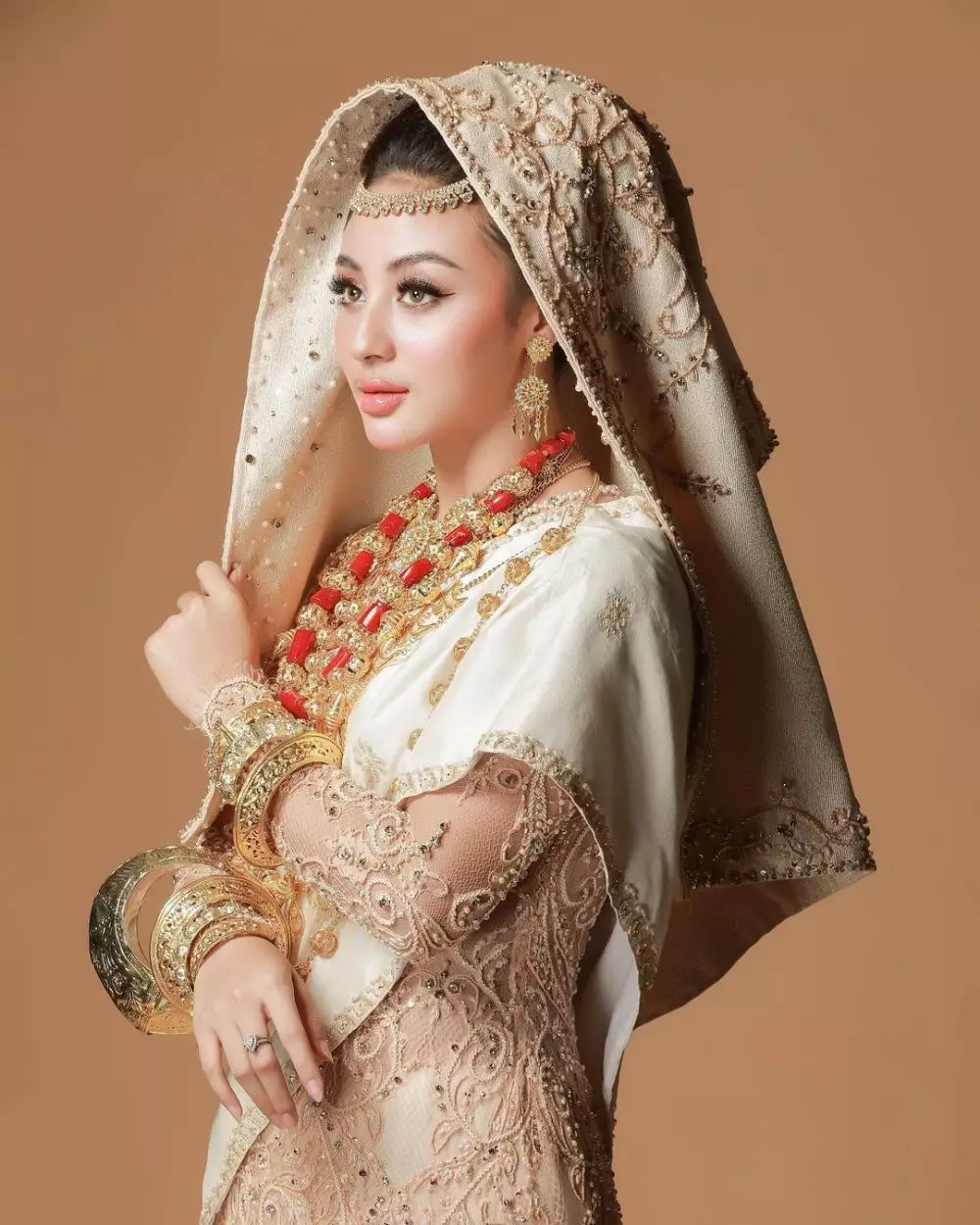 pesona seleb prewedding dengan adat minang © Instagram