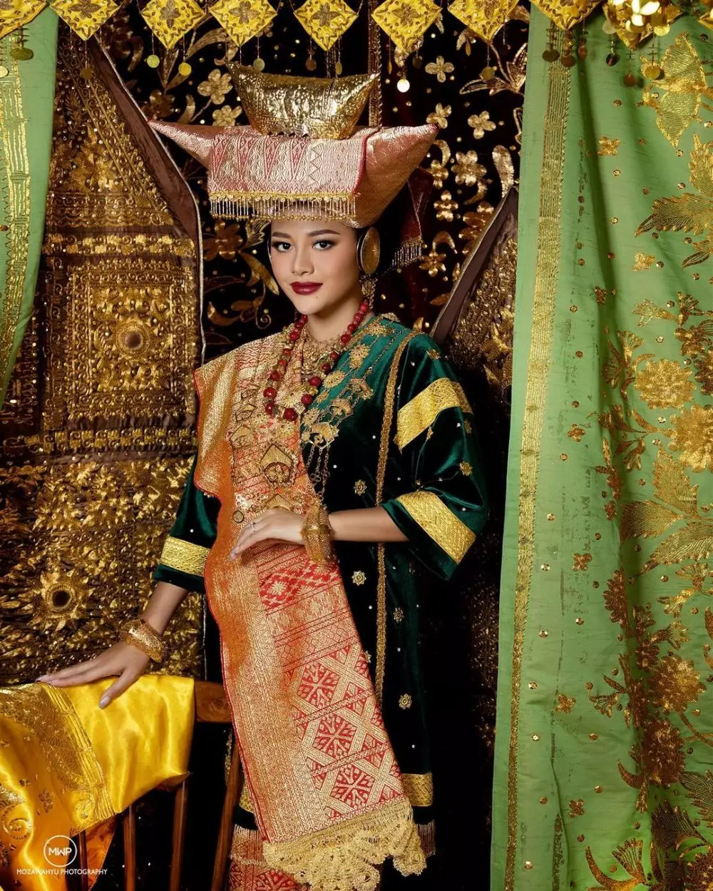pesona seleb prewedding dengan adat minang © Instagram