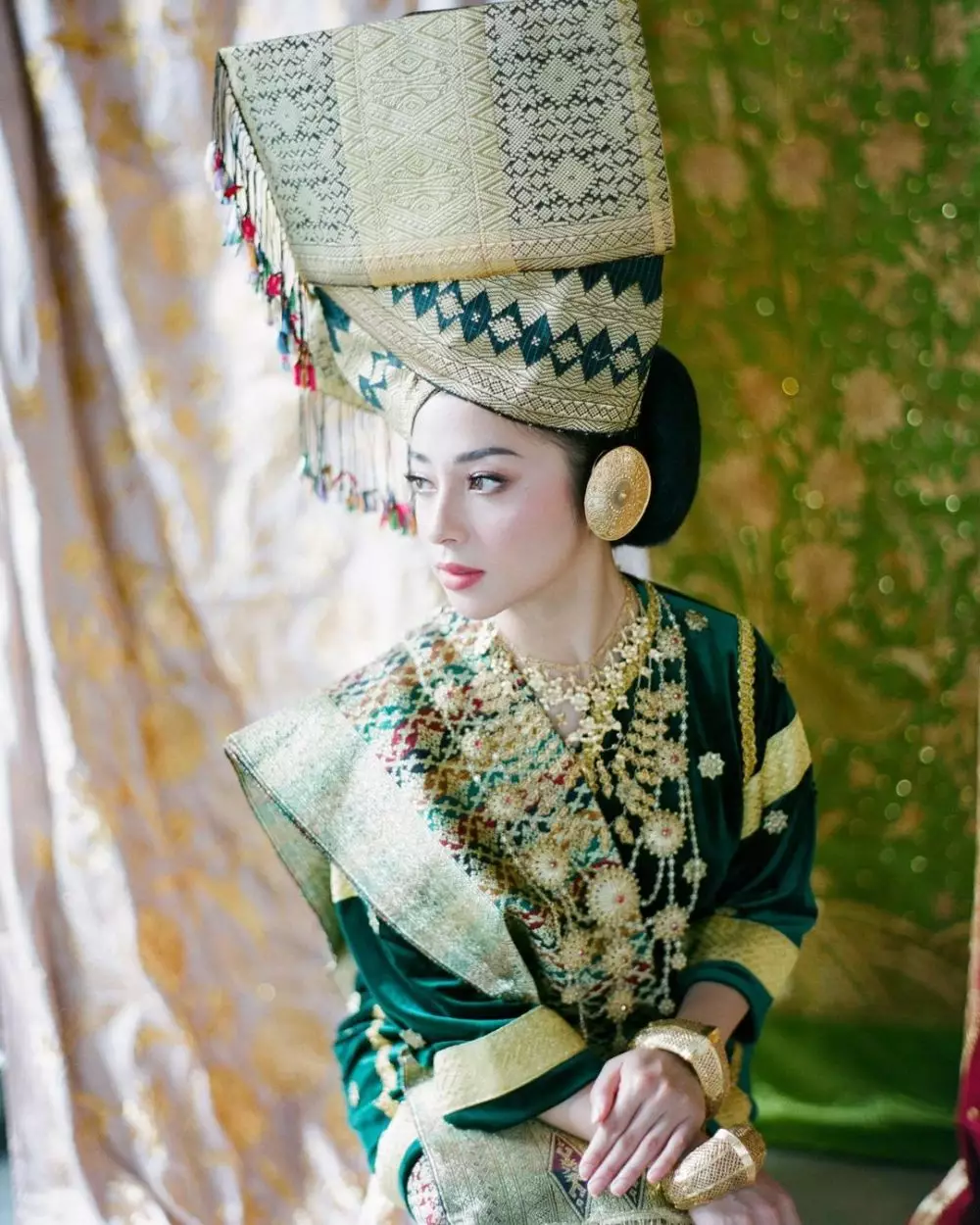 pesona seleb prewedding dengan adat minang © Instagram