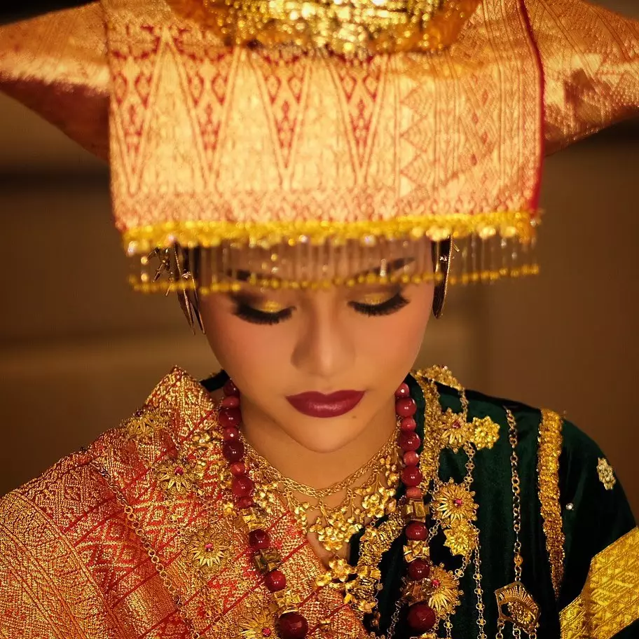 Potret prewedding Atta dan Aurel dengan busana Minang © Instagram