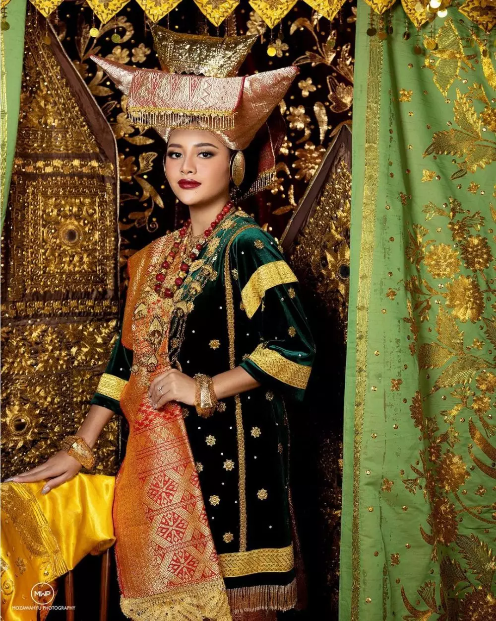 Potret prewedding Atta dan Aurel dengan busana Minang © Instagram