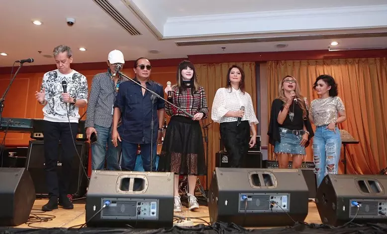 Yuni dan 7 bintang © Instagram