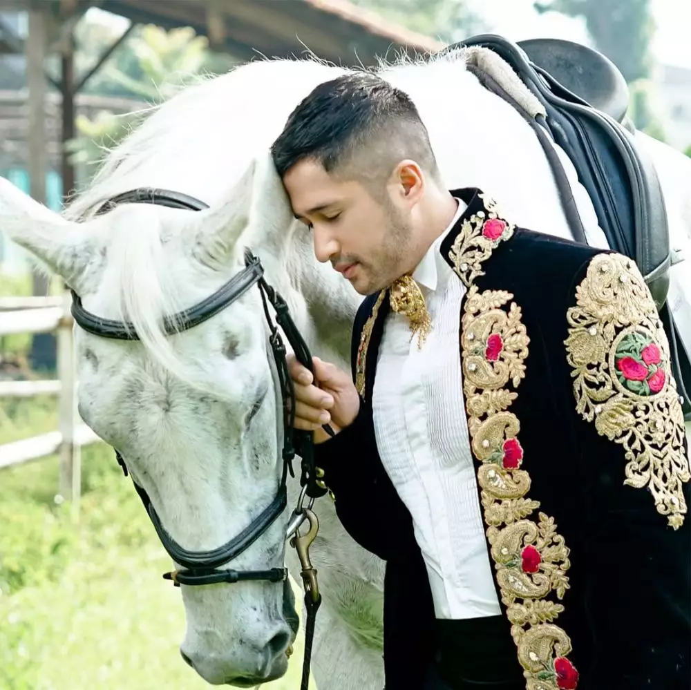 Pemotretan Ifran Hakim dengan kuda Instagram © 2021 brilio.net Pemotretan Ifran Hakim dengan kuda Instagram © 2021 brilio.net